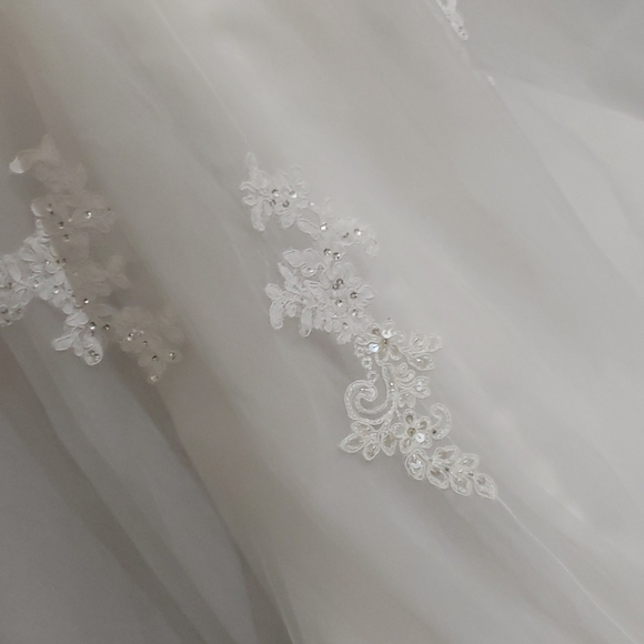 David’s Bridal Wedding Dress Open back & Long Train Woman Size 10 - Picture 7 of 16